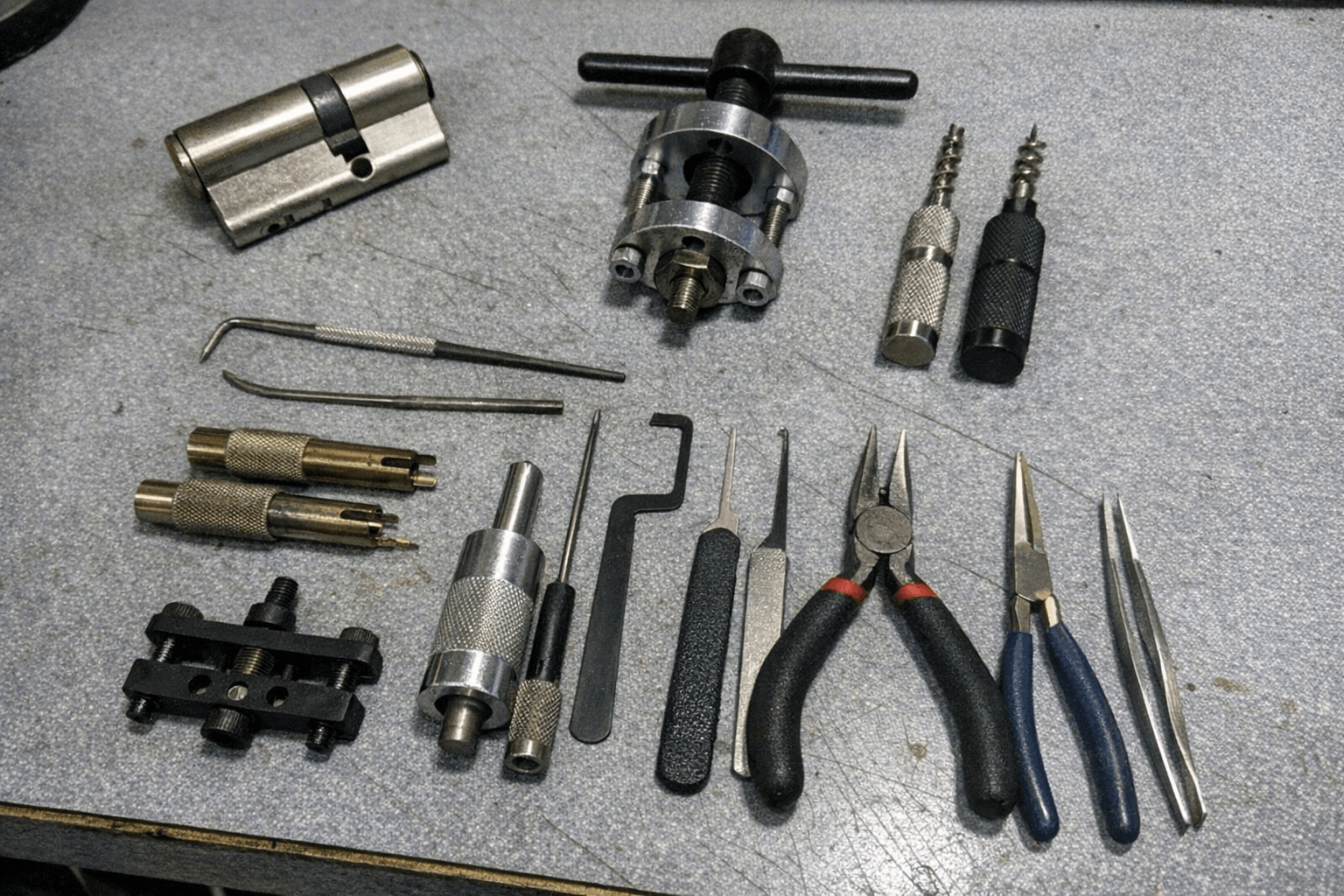 Werkzeuge für Feinmechanik am Schließzylinder