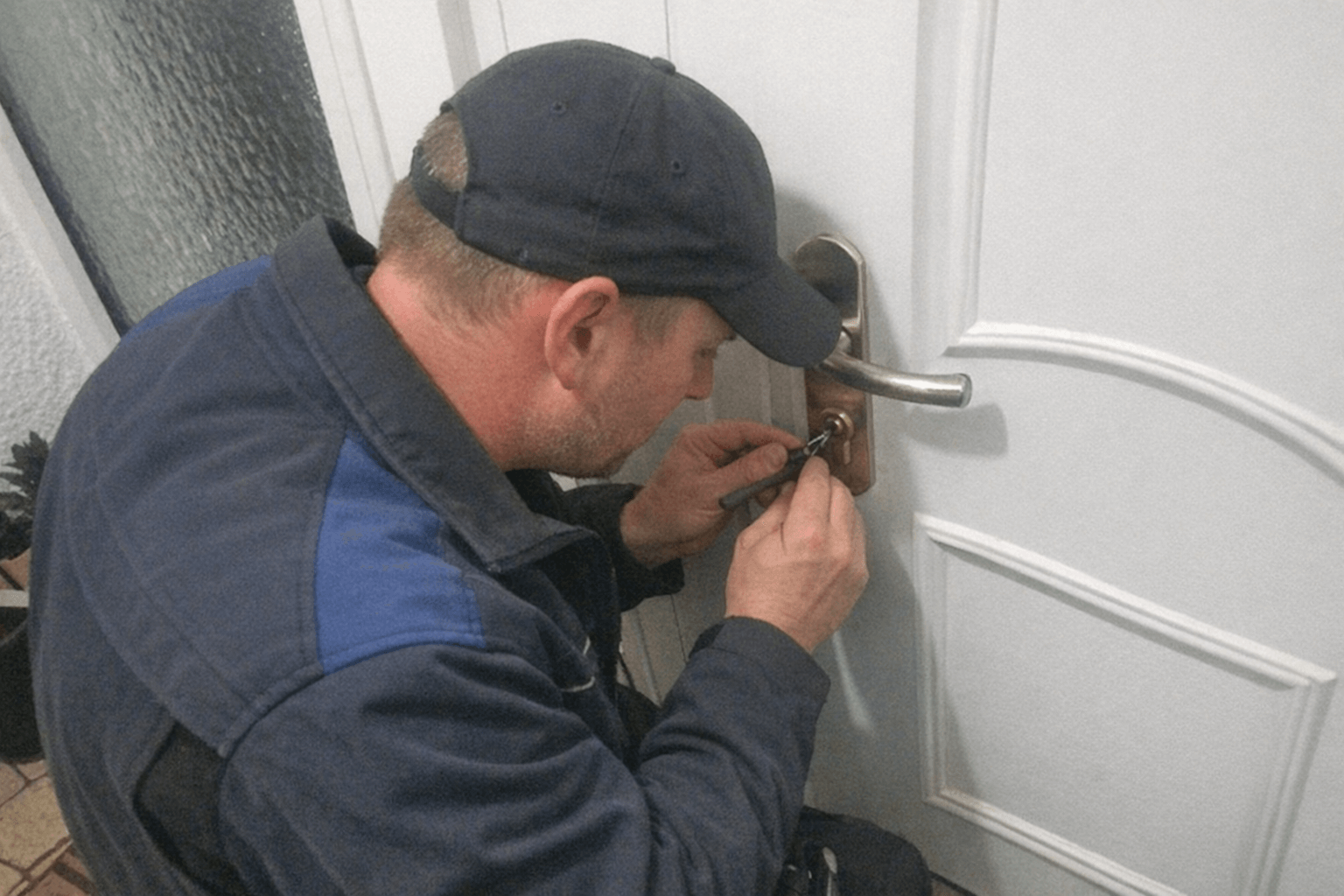 Professioneller Schlüsseldienst Monteur bei der Arbeit in Böblingen